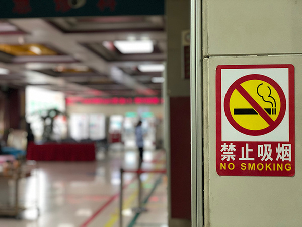 【#男子在医院吸氧时偷偷吸烟瞬间引燃#】近日，福建医科大学附属协和医院急诊抢救室
