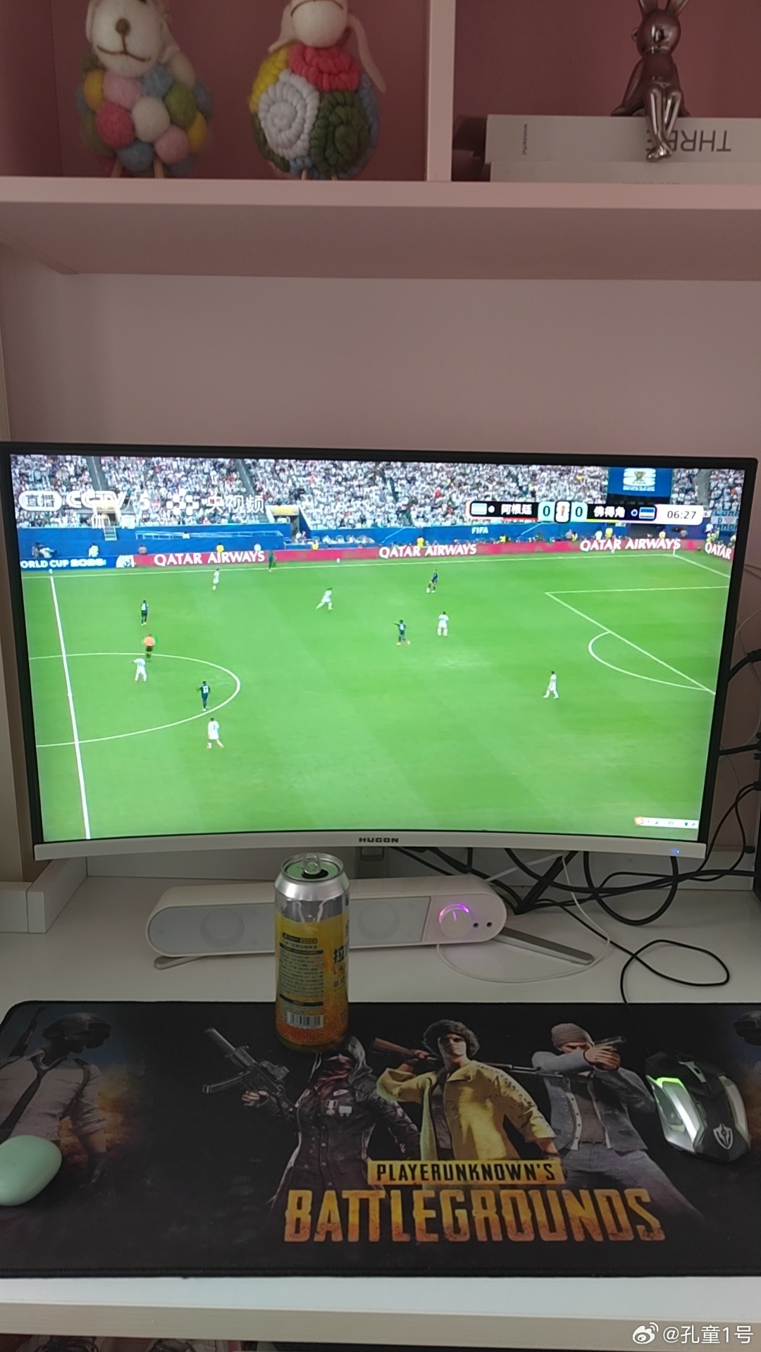 80后之前都是就着🍺啤酒看比赛90后以后变成了就着榴莲看比赛这是时代的进步吧 