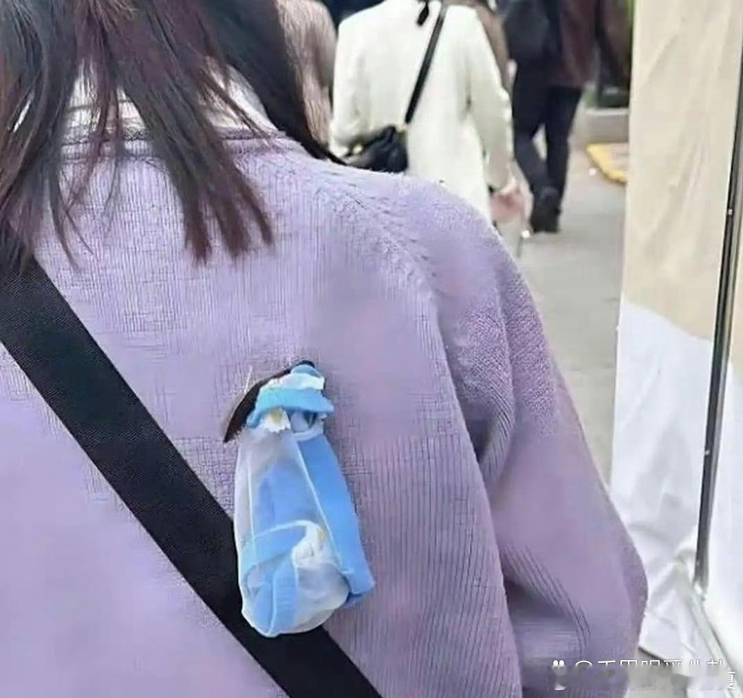 跟了一路了，要不要提醒她？ ​​​