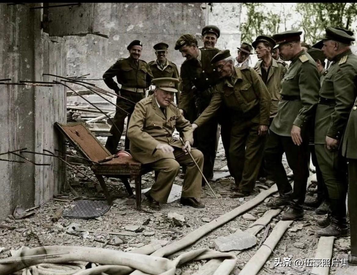 1945年7月16日，即波茨坦会议开幕的前一天，英国首相温斯顿·丘吉尔在柏林视察