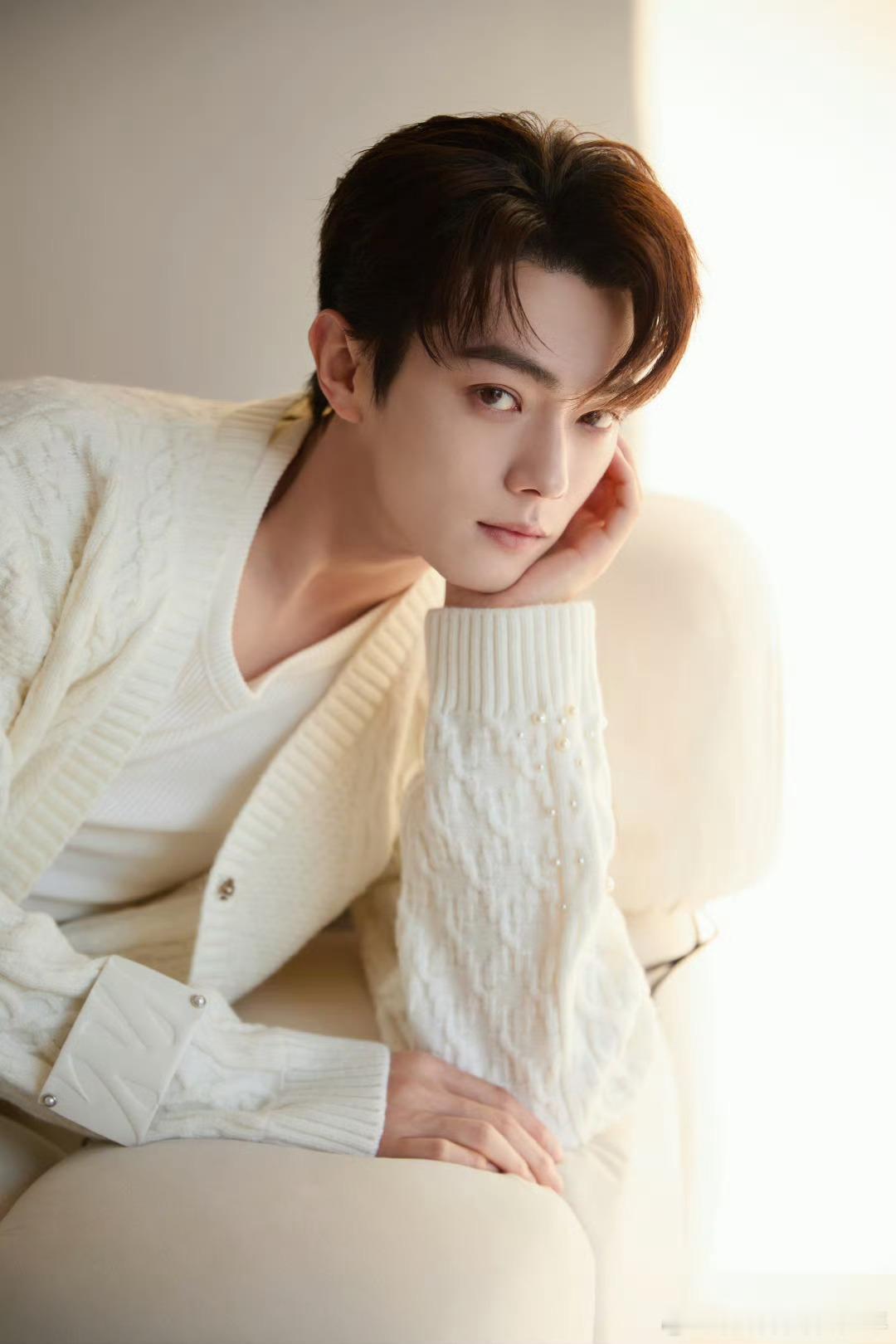 许凯工作室营业，好帅气干净清爽少年感十足的大帅哥许凯 啊！ 