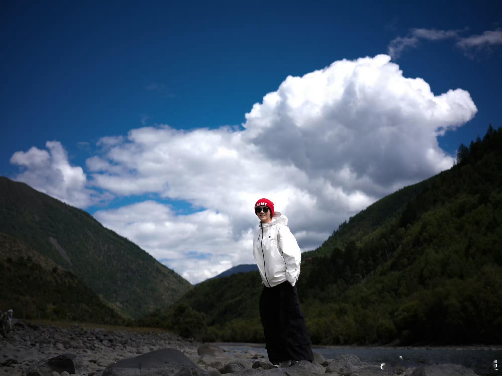 没想到钱锟还是天选户外人 两天高强度的攀登，他不仅没喊累，还能照顾同行的人，帮忙