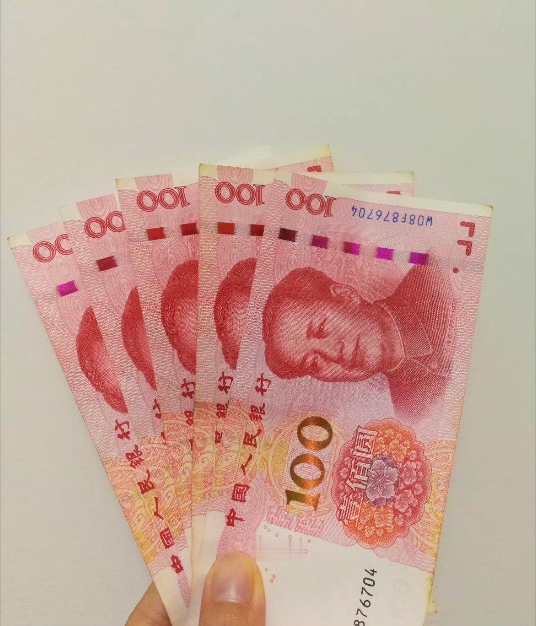 不瞒你说我是挺“好色”的，黄金的黄、白银的白、人民币的红，全是我的菜。 