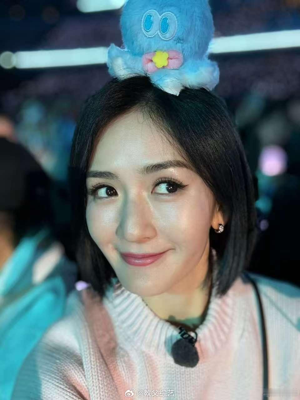 谢娜戴八花在鸟巢看张杰演唱会谢娜头戴章鱼玩偶 谢娜戴八花在鸟巢看张杰演唱会，谢娜