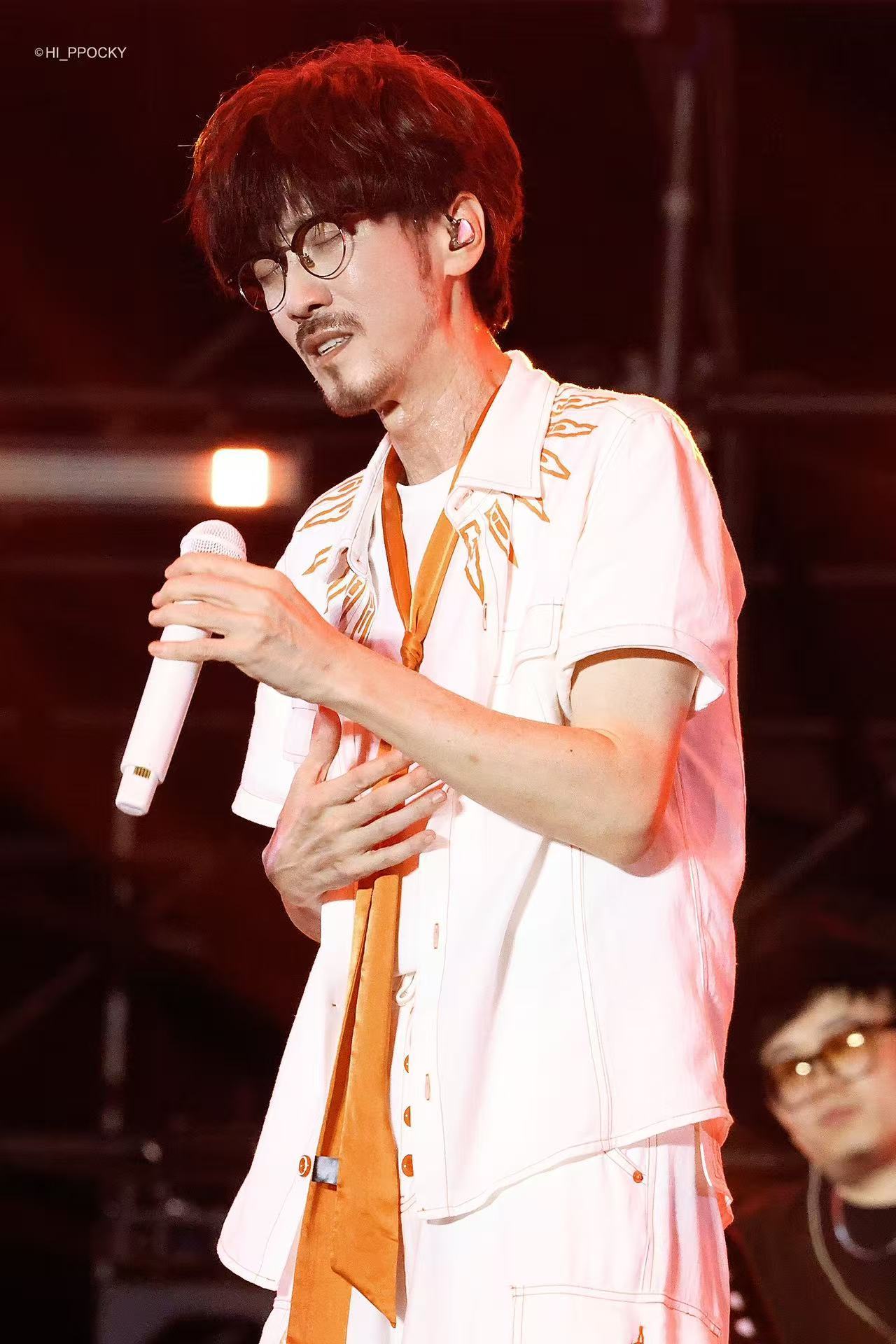 周传雄回老家赶音乐节场子周传雄回老家参加音乐节了 回到主场的小刚老师状态好到爆！