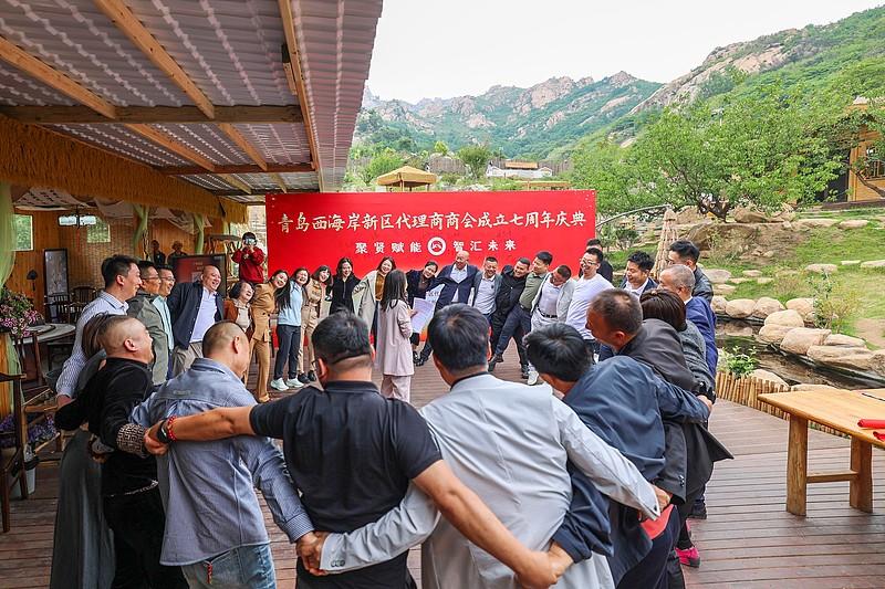 《圆梦未来海青会》
海峡碧波时代谣，
聚首福建海青会。
两岸交流思过去，
谋划未