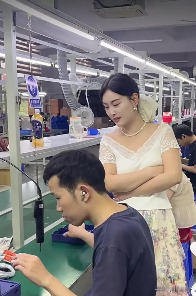 新招来的男员工，对人事部女经理说，你这个厂里姑娘太少了。

他今年22岁，老家在