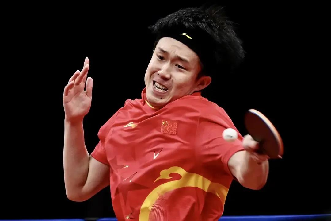 王楚钦相比马龙和樊振东确实存在着差距和不足，但这丝毫不影响王楚钦就是中国男乒团队