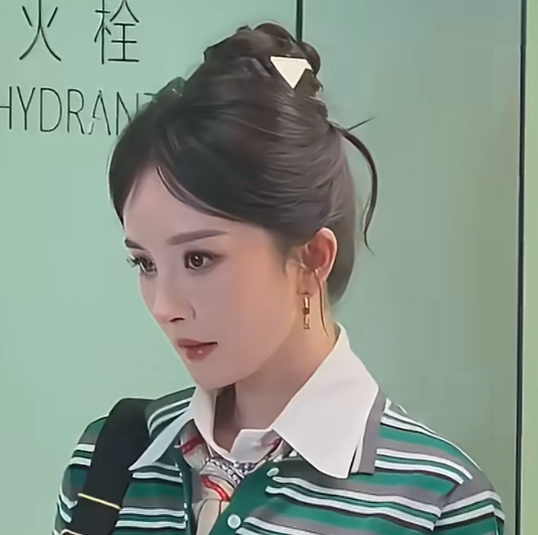 杨幂李现Prada造型李现是不是烟&酒过度，脸上都有点坑坑洼洼的了…..油油的…