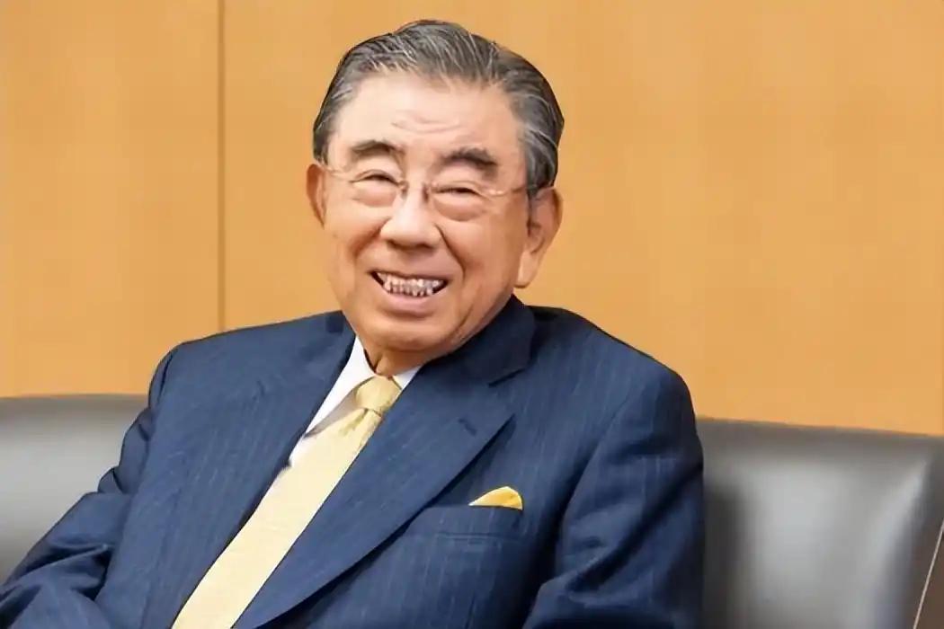 铃木敏文（1932年12月1日-2026年5月18日），出生于日本长野县，毕业于