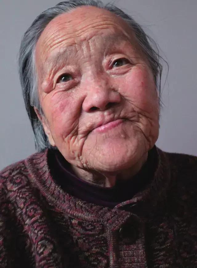 赵兰英，出生于1923年，山西武乡故城镇信义村人。
17岁时，赵兰英嫁到故城镇信