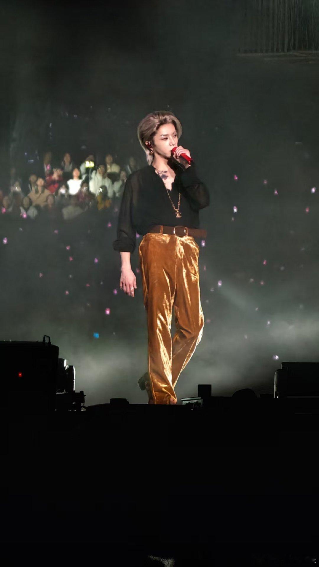 华晨宇热血番男主 华晨宇妥妥就是热血番男主本主！Fs造型清爽，黑白FZ又酷帅，再