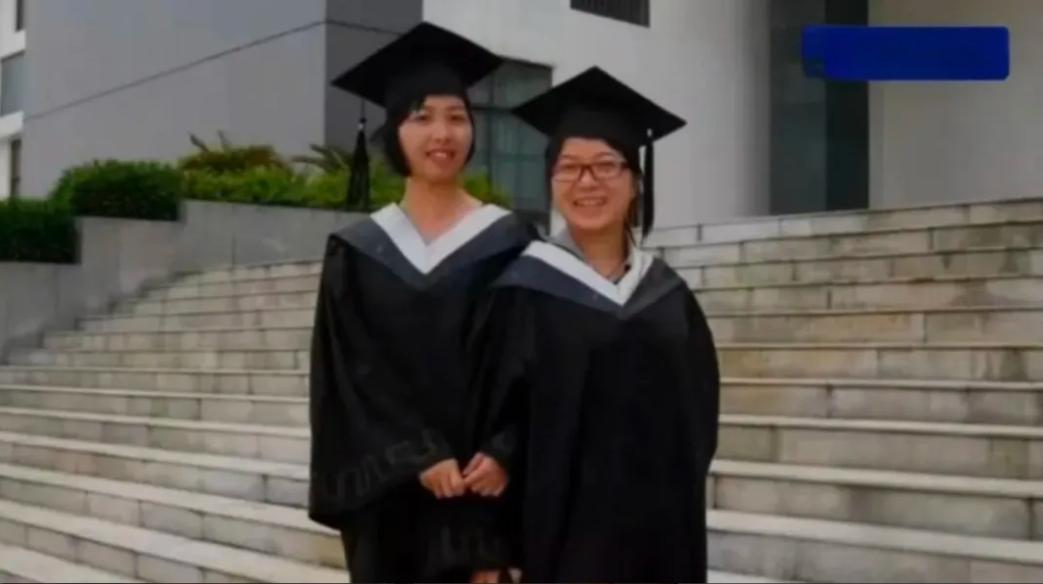 2010年，一女孩大学毕业，放弃城市高薪工作，回到贫困的家乡当村干部。谁知，她带