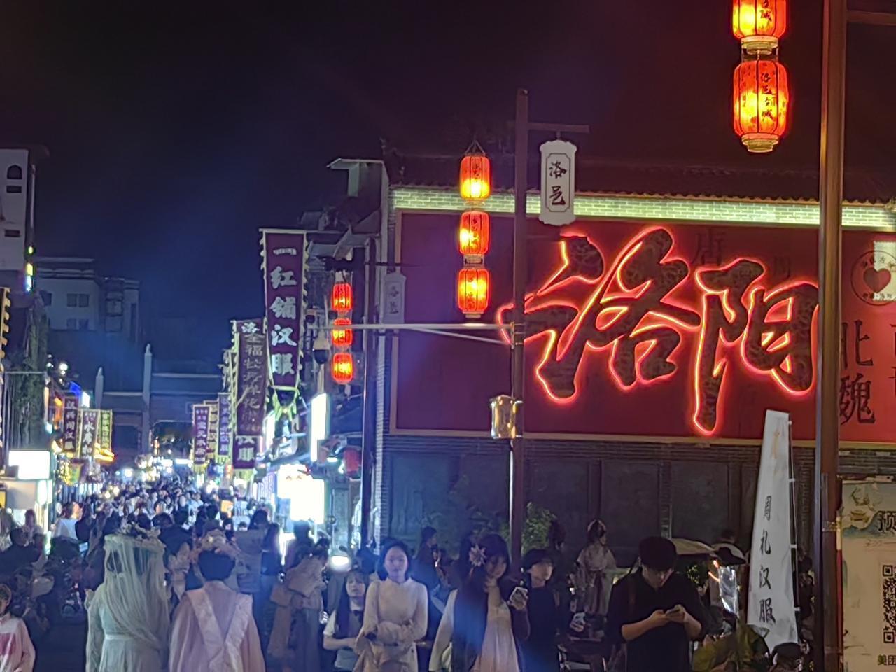 武则天冬天逛花园，觉得太冷清，于是下了一道圣旨，命令百花连夜盛开。

别的花都被