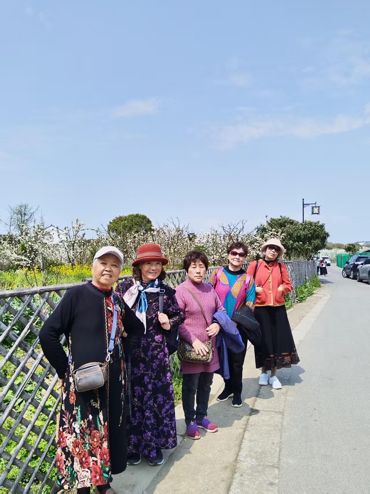 走进树山赏梨花，今天游客特别多，正好是小学生放春假第一天。