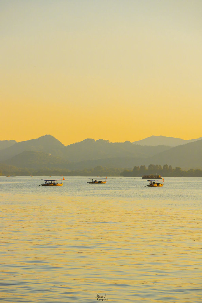 25句让人惊艳的个性签名1.往者不可谏，来者犹可追。——《论语》2.世中逢尔，雨