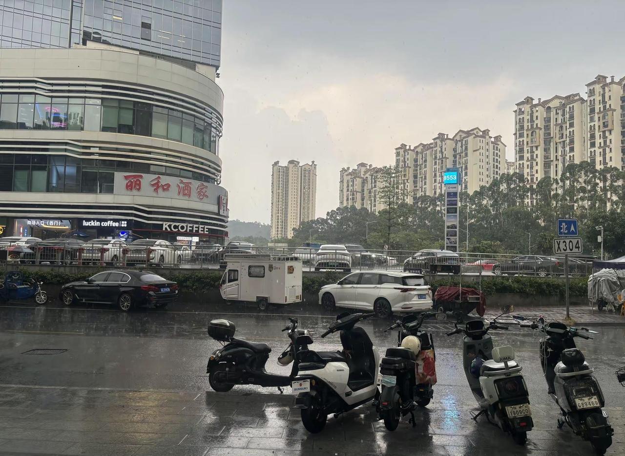 今日下午5点37分，天空本来还艳阳高照，钥匙刚插上锁控，豆大的雨点就砸了下来，6