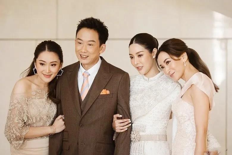 他信儿子不争气，不喜欢政治不喜欢经商，只爱摄影和文艺。

由他信长子潘通泰书写。