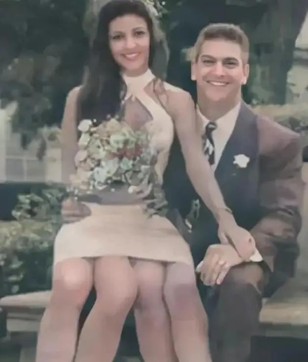 19世纪，美国一个天生四条腿和两个生殖器官的女孩，被父亲带去马戏团巡回展览，各大