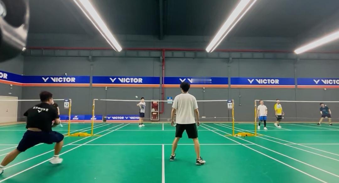 球友的烦恼

羽毛球早晨晨练场上经常能见到一个老师傅，水平相当可以，就是不太爱说