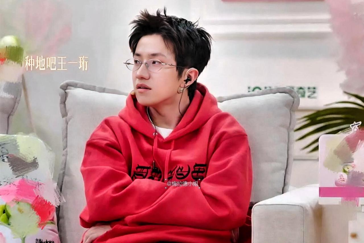 孔雪儿干了一件内娱没人敢干的事。合作妆发老师被粉丝骂到不敢认领作品，她直接发微信