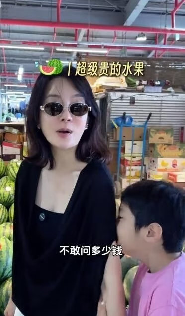 蔡琳儿子放暑假了，一家三口去市场采购，看到标价2万韩元的西瓜，蔡琳表示都不敢问多