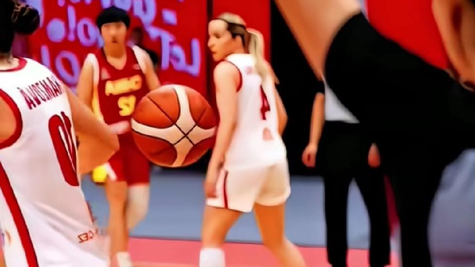 王思雨“借背传球”有尺度
       这次篮球世界杯预选赛，中国队的表现可圈可