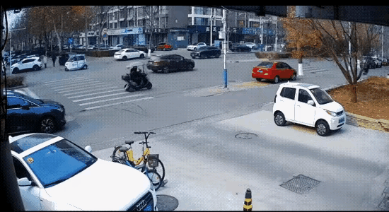 右转车辆没有减速、观察应占主责，那个黑车多少也要摊一点责任吧