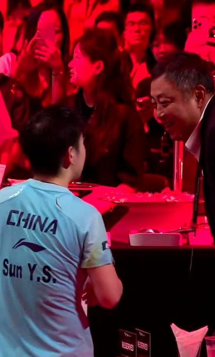 你敢信吗，刘国梁当着马琳的面，硬是在新加坡赛场给憋着一口气的孙颖莎砸下了一个明晃