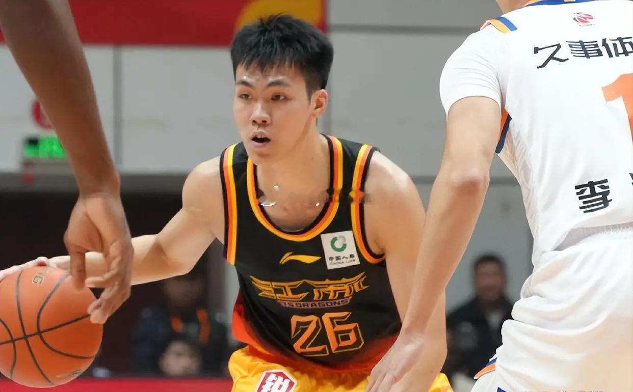 昨天郭士强现身山西对阵江苏的比赛，目前这队中能考察的球员其实不多，仔细盘点一下应