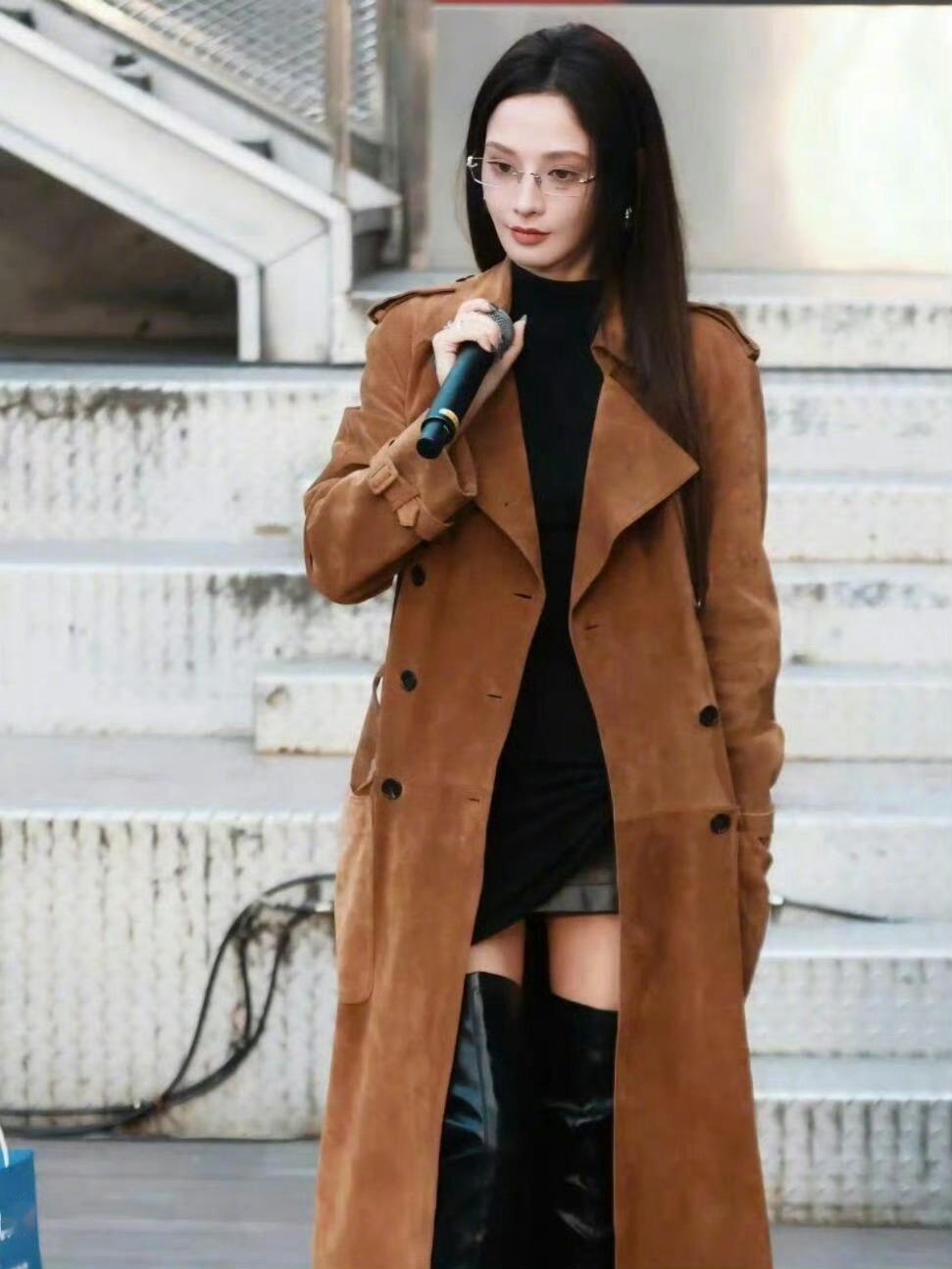 彭小苒堪称过膝靴代言人 各种场合穿搭都超亮眼