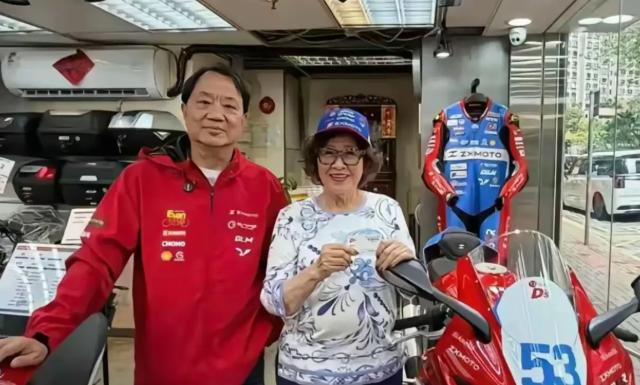 97 岁李锦记掌门人喝冰可乐，不查不知道，一查我直接跪了。一位媒体报道 97 岁