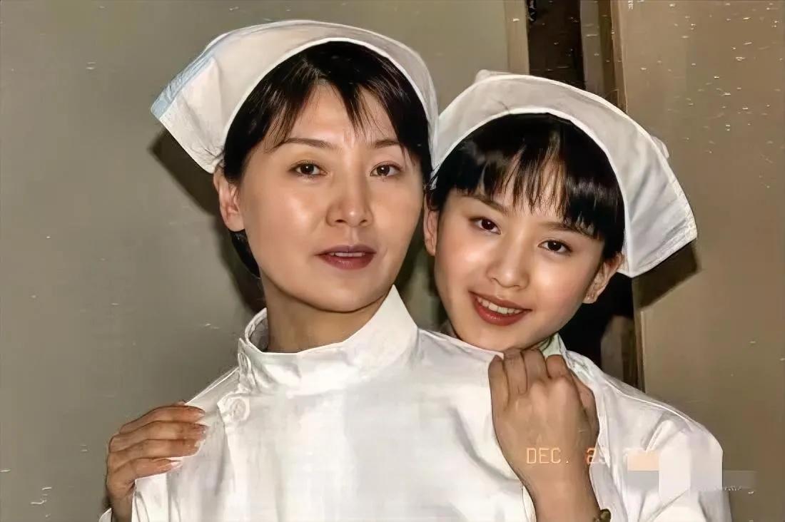 刘诗诗和妈妈是不是长的太像了，这是刘诗诗和妈妈，2004年在片场拍的一张照片。感