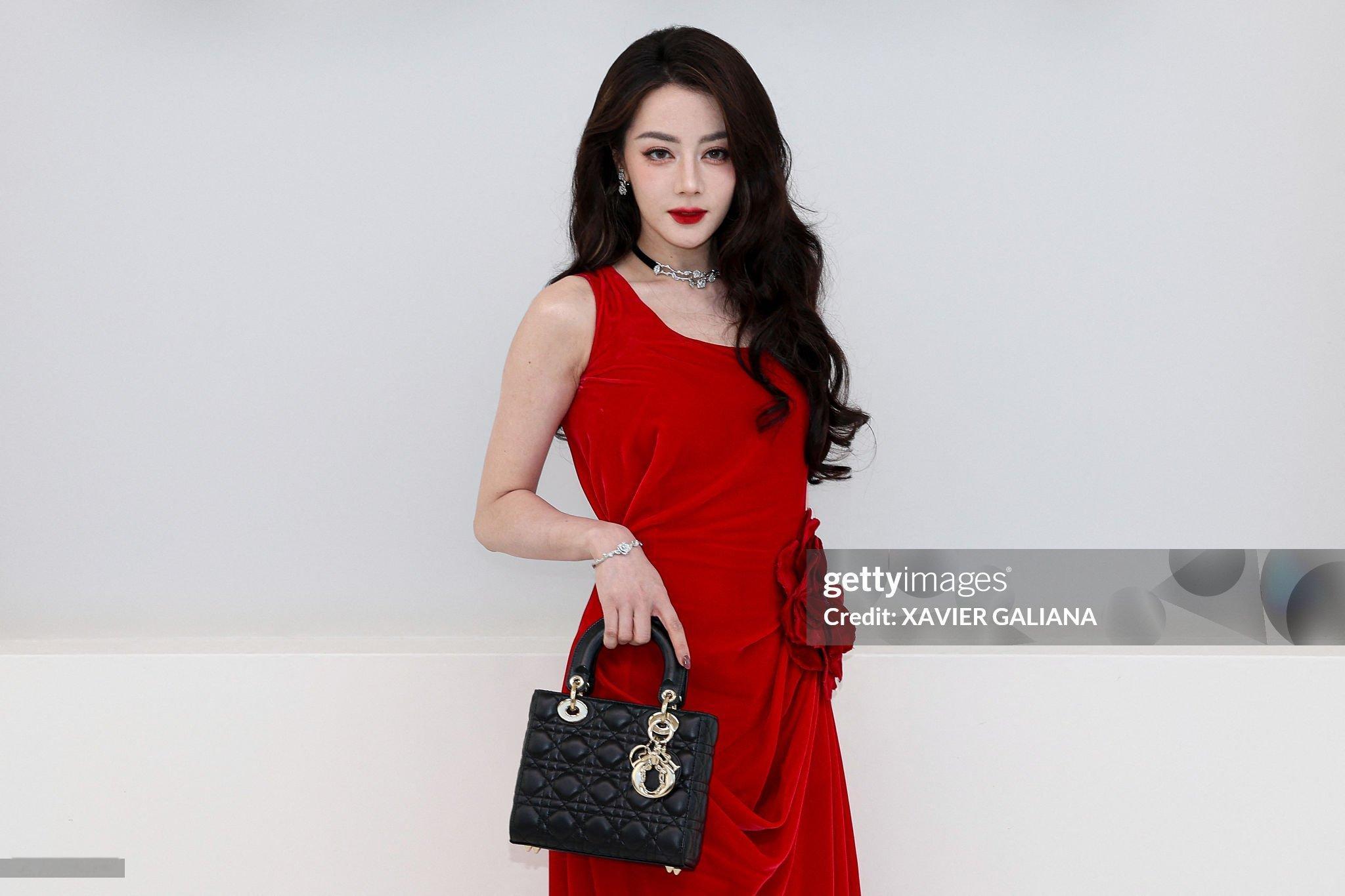 红色好明艳大美人，穿的Dior 2027 早春系列红裙，巴神巴黎时装秀炸场子来了