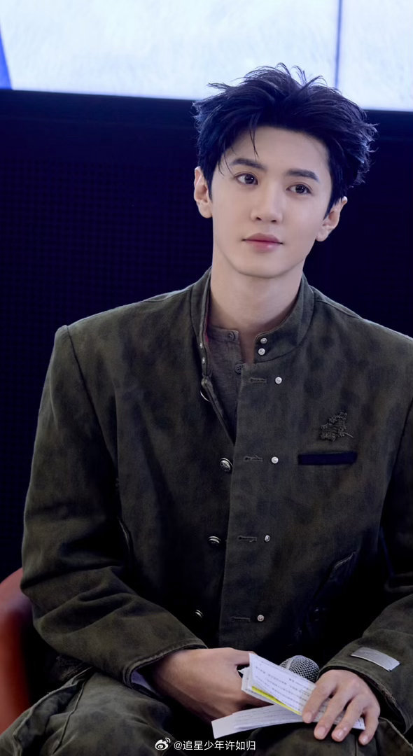 前有武艺拿蛋糕后有陈哲远开榴莲陈哲远你要不要这么好笑啊，开榴莲完全不在行，反复尝