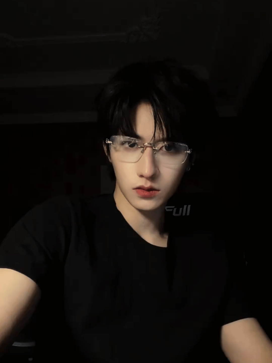 同样是戴眼镜怎么朱志鑫就比陈天润帅呢🥺 