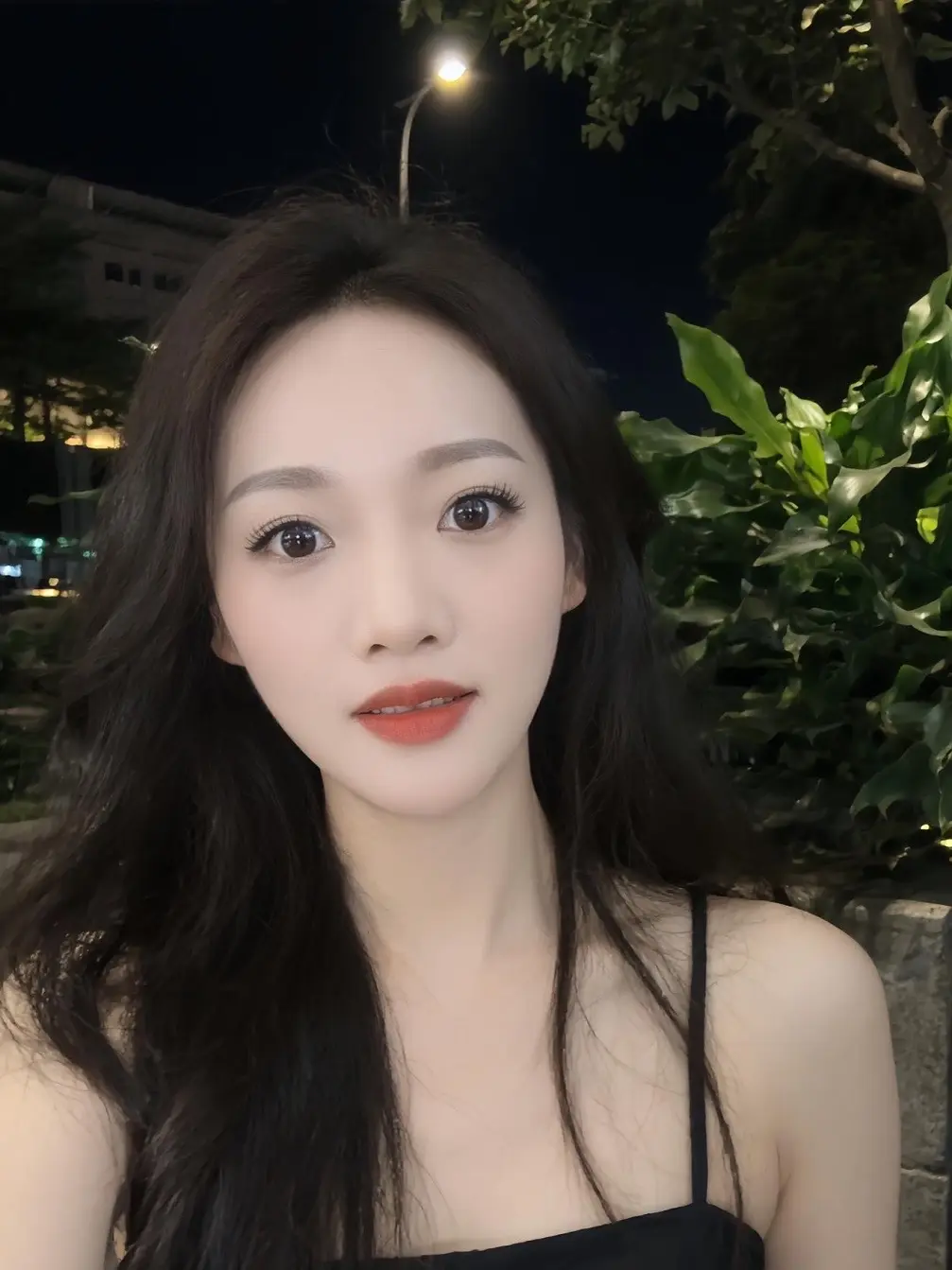 人都是自私的，只会站在自己的角度去看待任何事儿，实际连自己的样子都看不清。