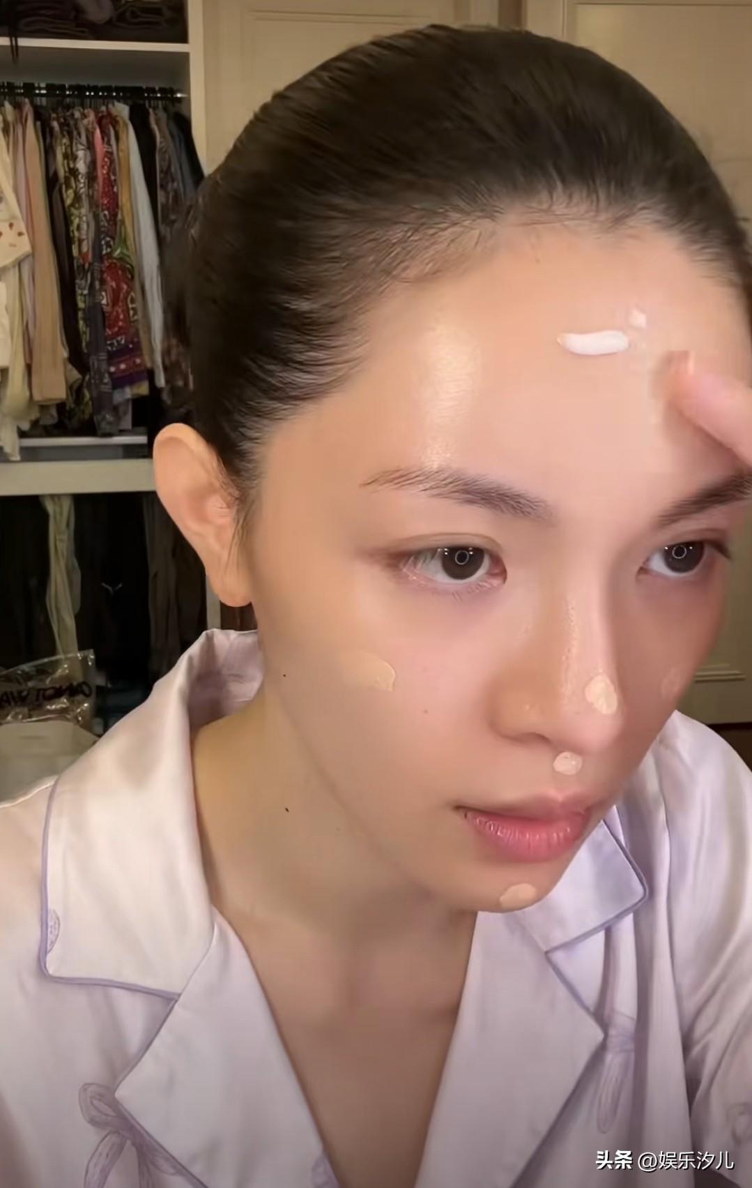 钟楚曦化妆全脸就这么点粉底液


钟楚曦搞这点粉底液，一年得省多少化妆品钱？[捂