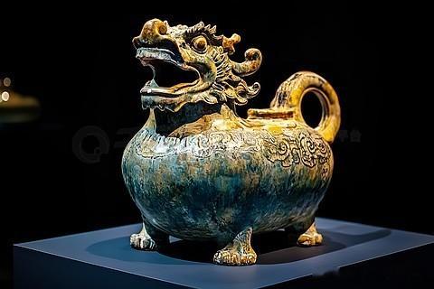 【瑞兽形青瓷虎子】六朝经典青瓷实用器，以辟邪瑞兽为造型蓝本，昂首张口作流口，背部