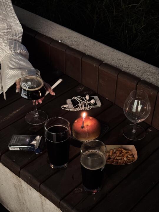 独自喝酒是对抗世界，一起喝酒我们就是世界