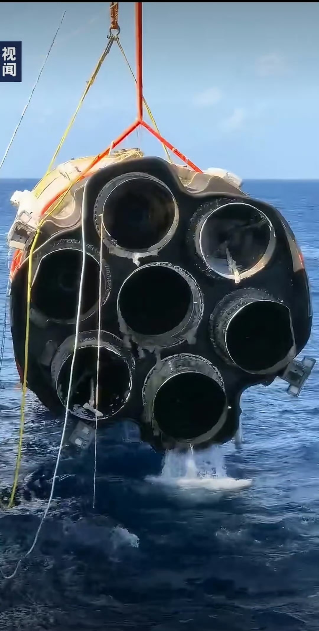 长征十号甲一级捞上来了 图五是火箭网系回收装置系统回收测试图 东大的可重复使用液