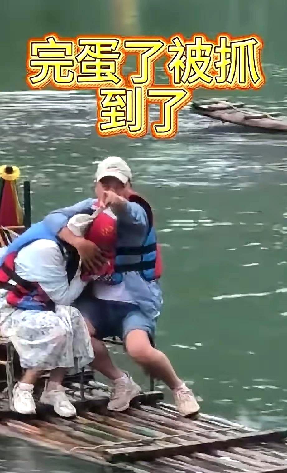 漂流本来是出来散心的，结果水还没玩尽兴，岸上一部手机先把人心提起来了。
那名男子