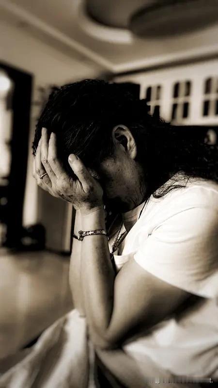 实际上，此时离去者的痛苦已不足为道。真正承受痛苦的，是那些与逝者有着难以割舍的亲