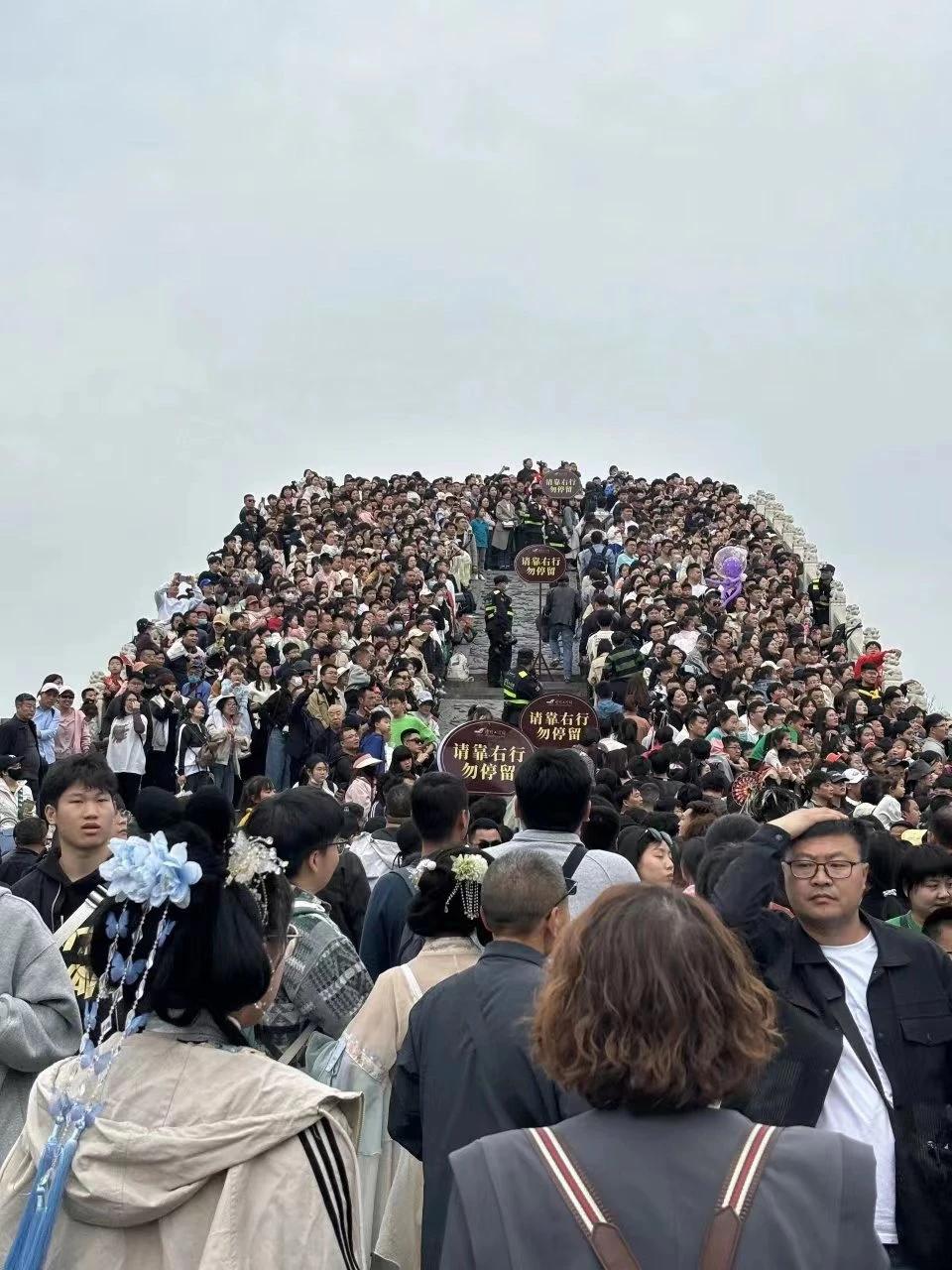 万万没想到，海军“利奥尼恩”号航空母舰，在五一节长假期间，竟然对公众开放了，大家