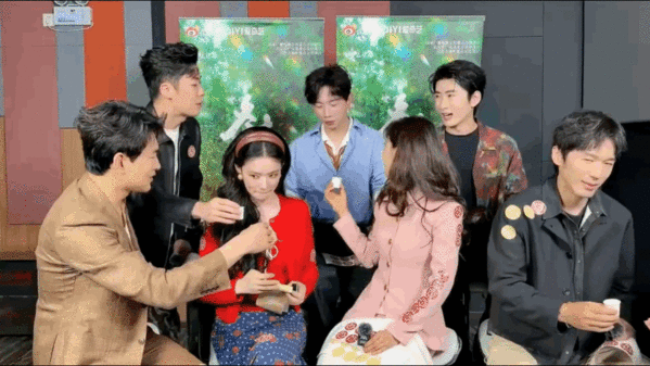 林允喝完豆汁要变身了 林允炫了这杯豆汁儿冬去春来追剧团太会整活，全员喝豆汁，林允