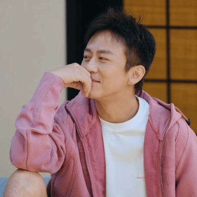 邓超抛媚眼这一下邓超穿搭粉嫩得也像男大谁懂这一眼的杀伤力！邓超抛媚眼超迷人，粉嫩