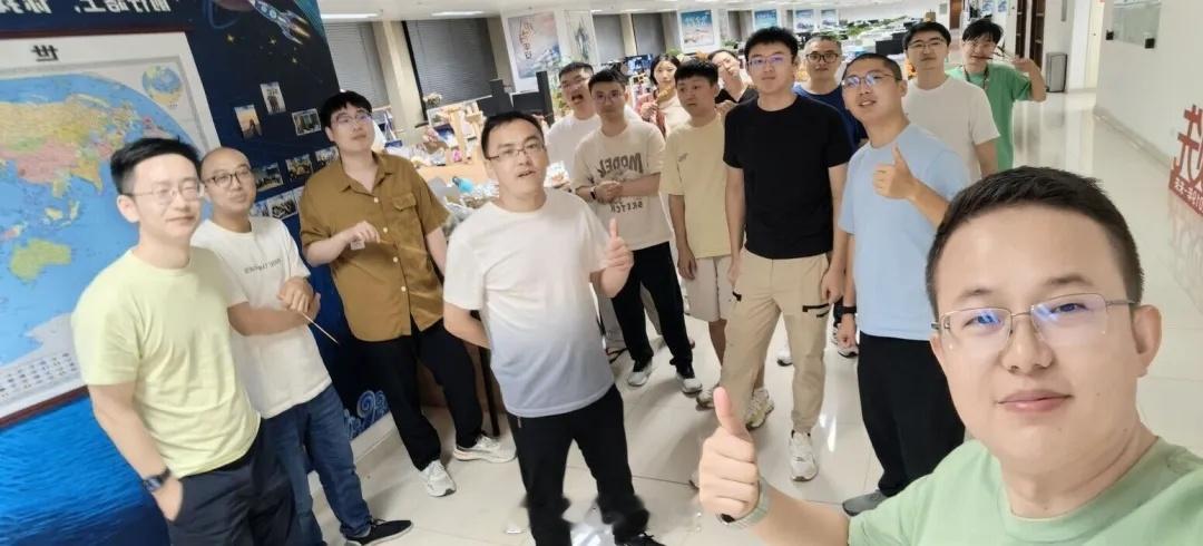 华为打赢集采攻坚战、拿下5G-A核心网最大订单的功臣们首度曝光。照片中，这群可爱