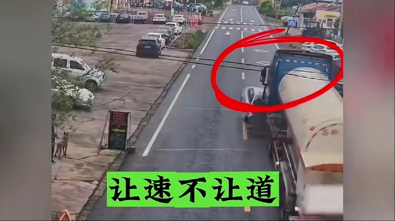 小车逆行，我们要学习，什么是让速不让道，这才是成本最小的交通事故。