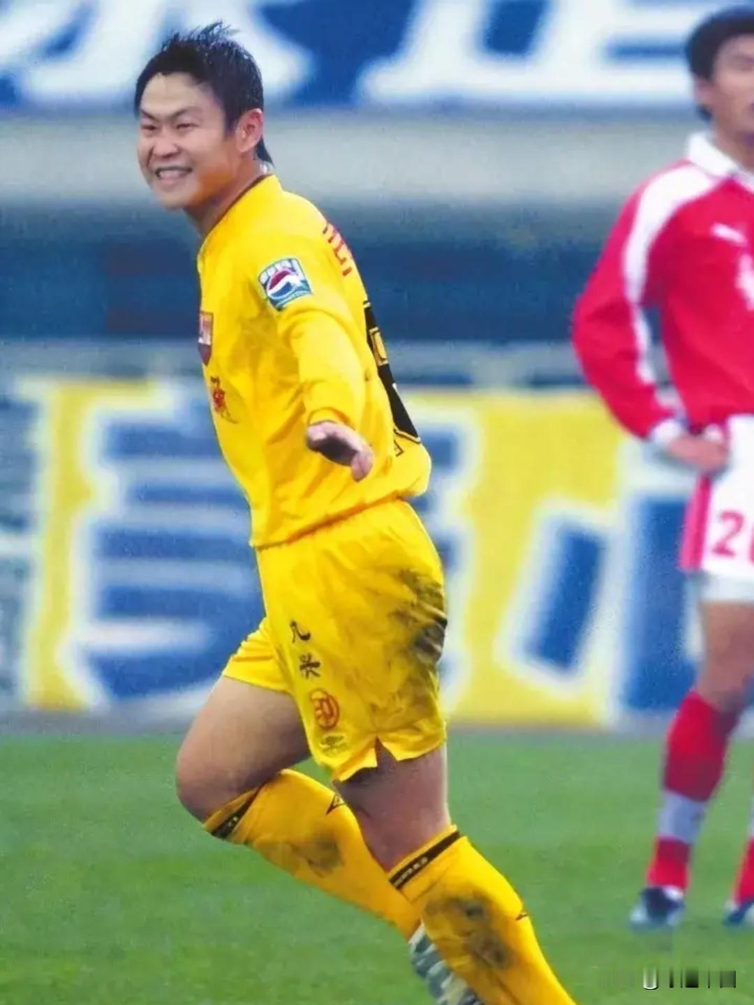 姚夏作为四川全兴队的核心球员，与申花队多次在赛场上交锋，其边路的速度与突破成为全
