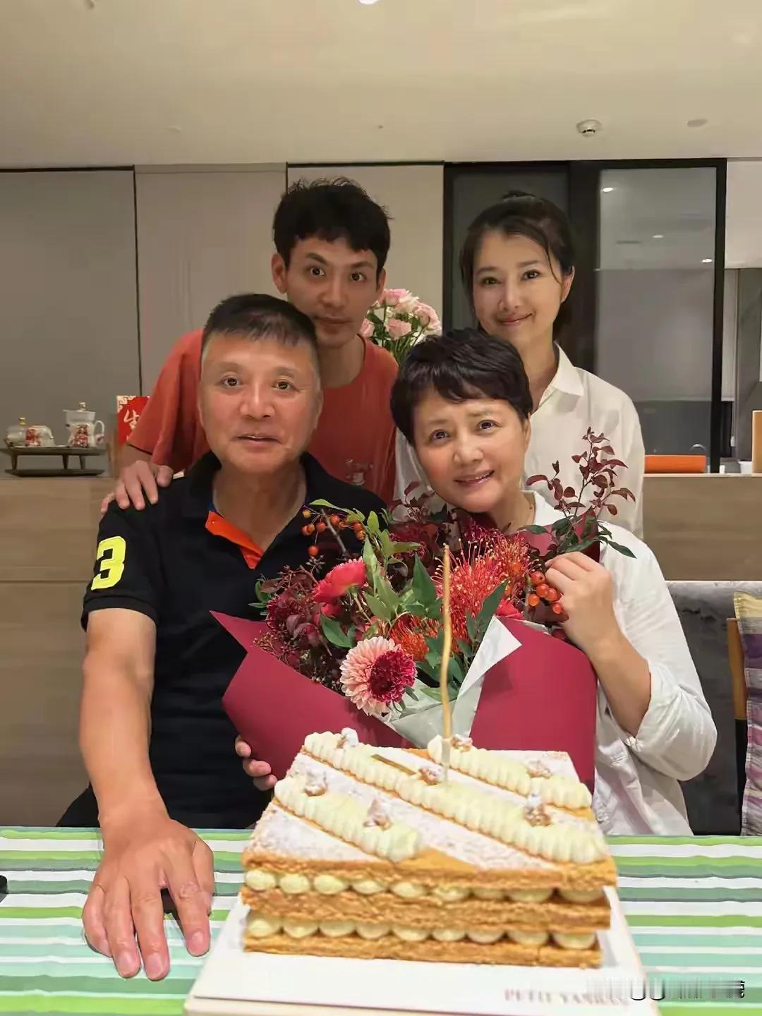 茹萍(饰上官婉儿)59岁生日过得超温馨！生日在自家客厅操办，下午3点多就开始忙活
